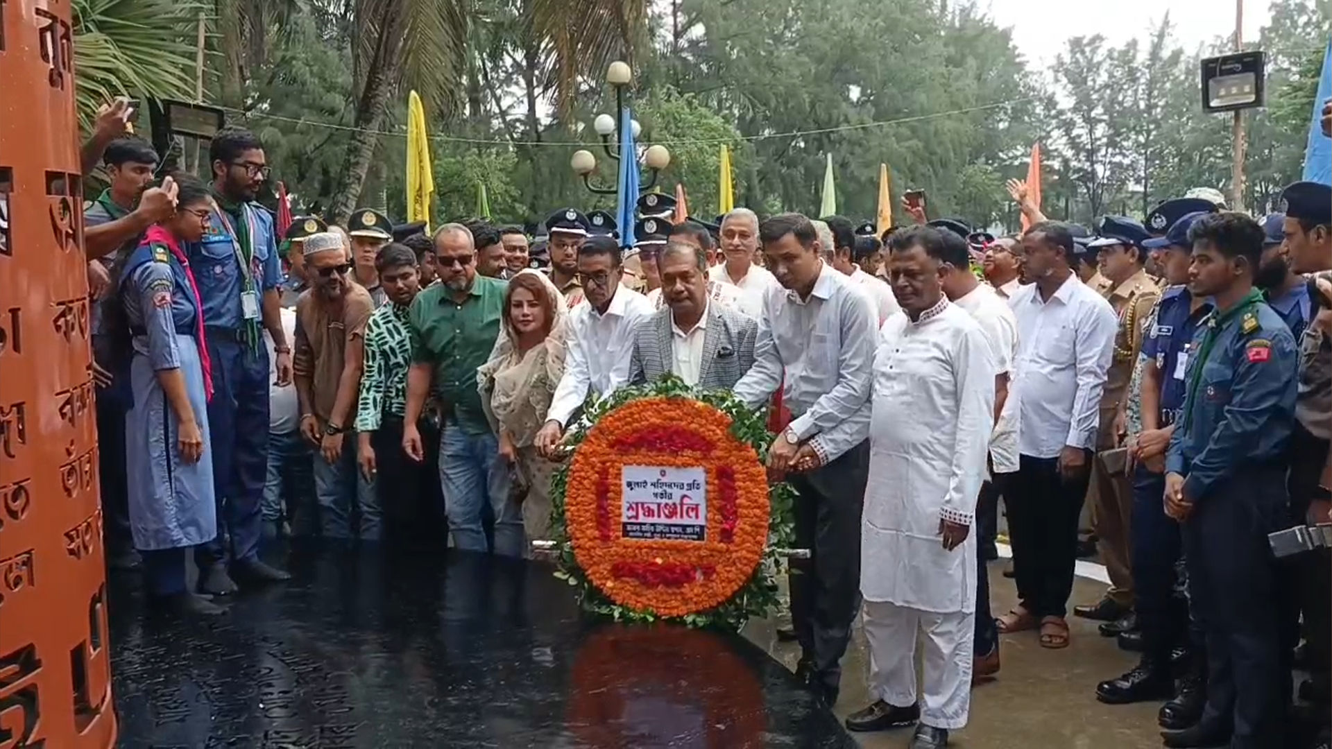জুলাই স্মৃতিস্তম্ভে শ্রদ্ধা জানিয়ে গণতন্ত্র প্রাতিষ্ঠানিক করার অঙ্গীকার তথ্যমন্ত্রীর